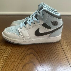 Kids Nike air Jordan’s size 3.5 baby blue / black